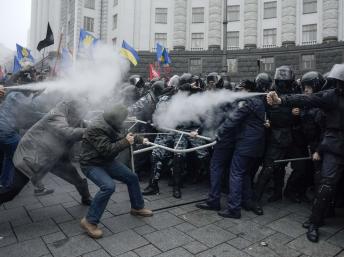 EU: Les Ukrainiens Protestent contre la volte-face de leur gouvernement
