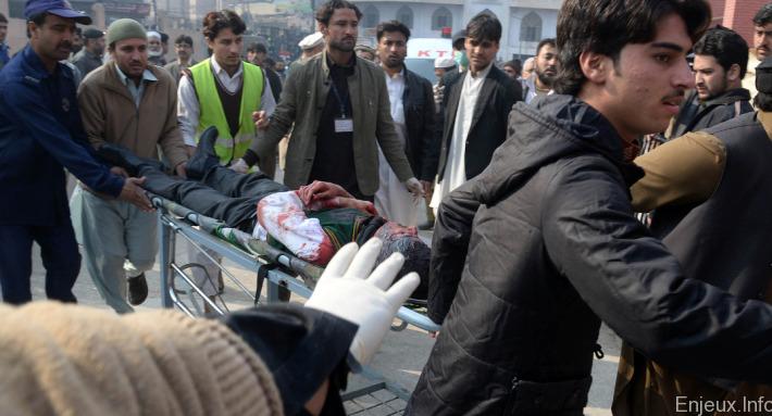 Une centaine d’enfants tués dans une école à Peshawar