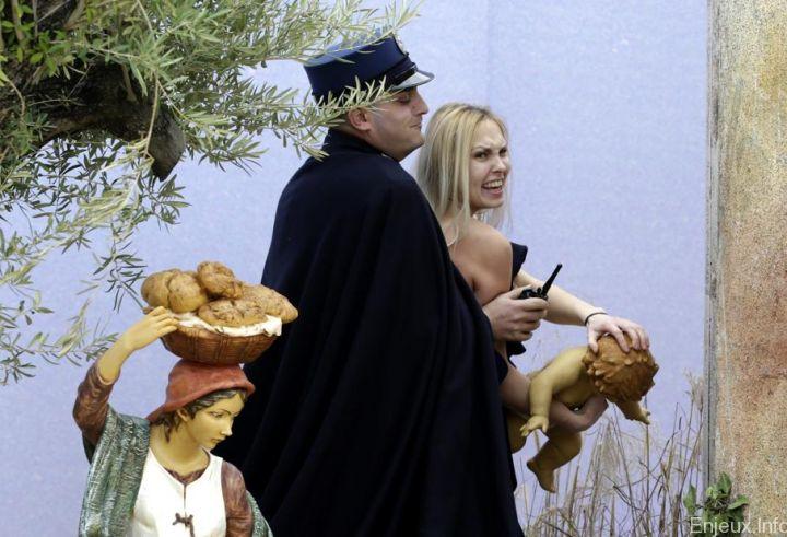 Une « Femen » seins nus dans la crèche de la place Saint-Pierre à Rome