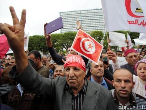 Des centaines de manifestants à Tunis revendiquent une hausse des salaires