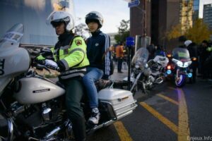un-lyceen-est-emmene-par-un-motard-de-la-police-sud-coreenne