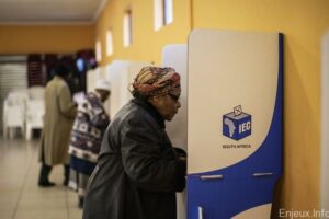 Des-Sud-Africains-votent-lors-municipales