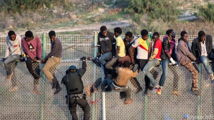 Les migrants africains prennent d’assaut la barrière de l’enclave marocaine de Ceuta