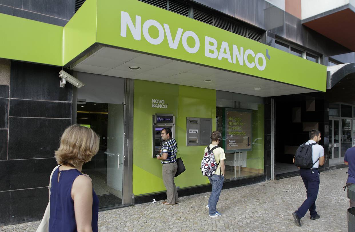 La vente de la banque portugaise Novo Banco divise encore le pays