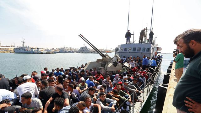 Les gardes-côtes libyens interceptent une embarcation transportant environ 500 migrants