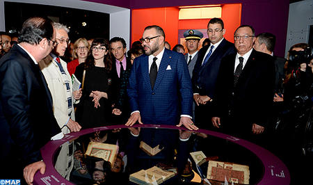 IMA: Le Roi Mohammed VI et le président Hollande visitent une exposition sur l’Islam en Afrique