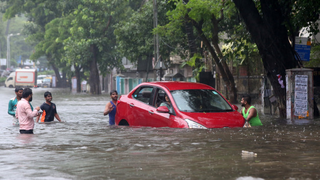Inde : Bombay paralysée par les inondations