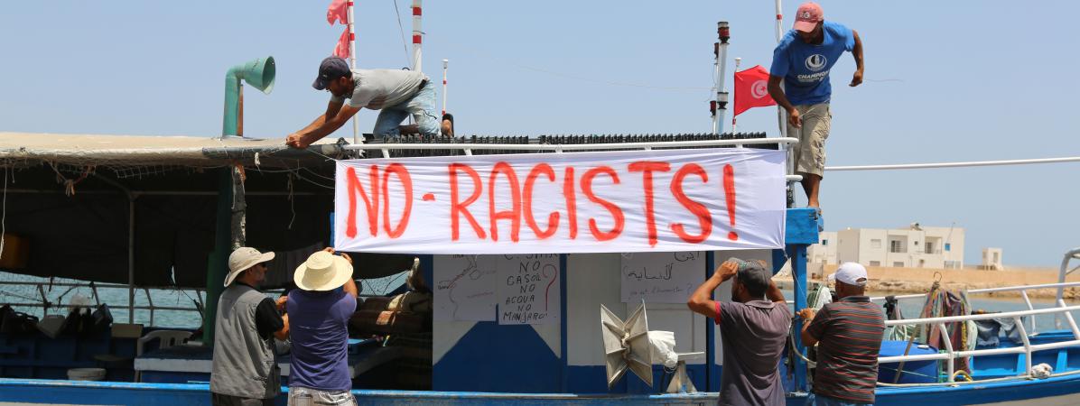 Des pêcheurs tunisiens opposés à l’accostage d’un navire anti-migrants de l’extrême-droite européenne