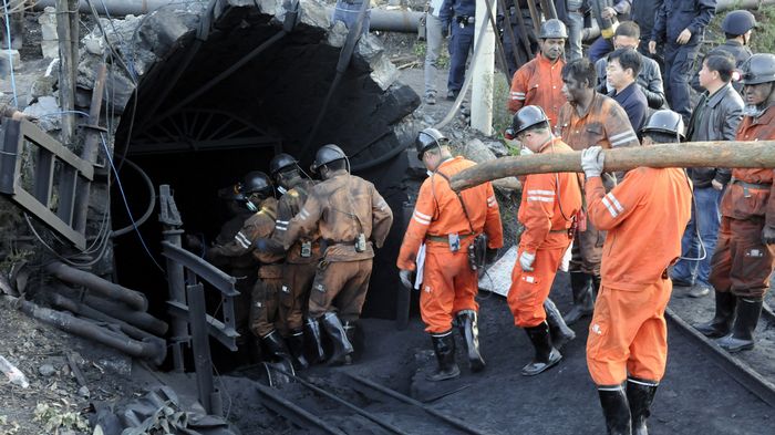 Chine : Onze morts et 25 personnes piégées dans une mine de fer