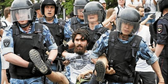 Russie : Des centaines de personnes arrêtées à Moscou pendant une manifestation pour la liberté de la presse