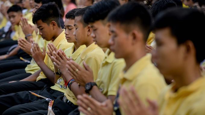 Thaïlande : les adolescents de la grotte rendent hommage au sauveteur mort