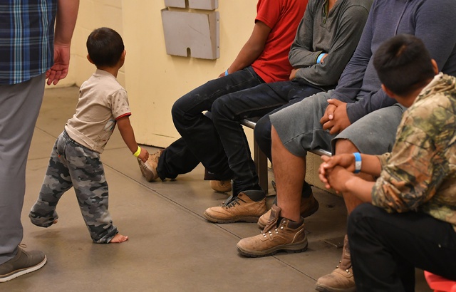 La police aux frontières américaine sépare les enfants migrants de leurs parents séropositifs