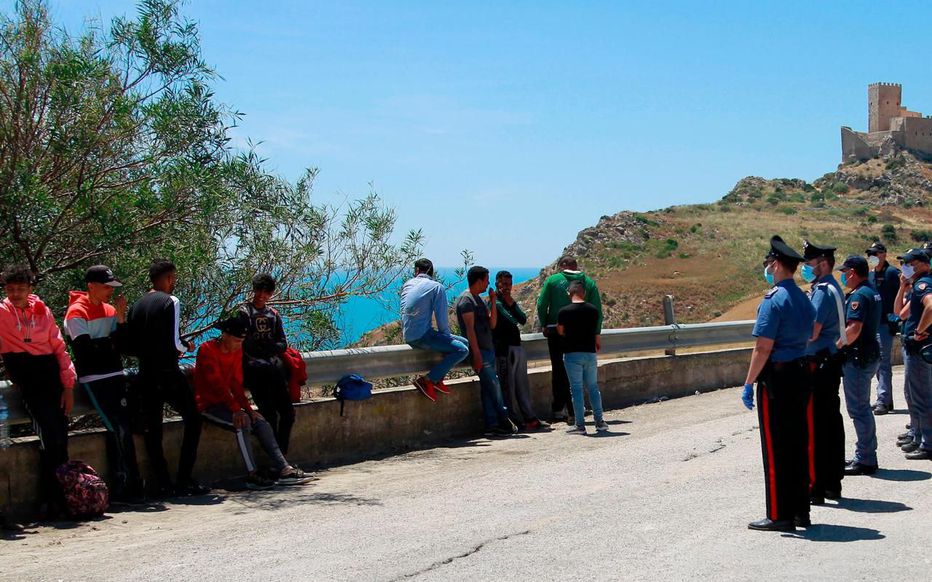 Débarquement de dizaines de clandestins sur une plage sicilienne d’Italie