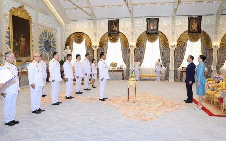 Le roi de Thaïlande installe sept nouveaux ministres dans leurs fonctions