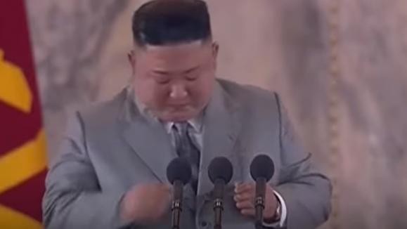 Le dirigeant nord-coréen Kim Jong-un en larmes pendant un défilé militaire