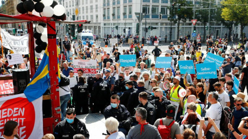 Les forces de l’ordre allemandes dispersent un rassemblement d’«anti-masques» à Berlin