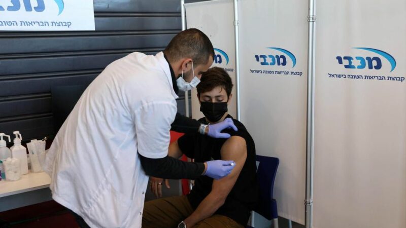 La stratégie de vaccination rapide et massive contre le Covid-19 en Israël révèle de premiers résultats positifs