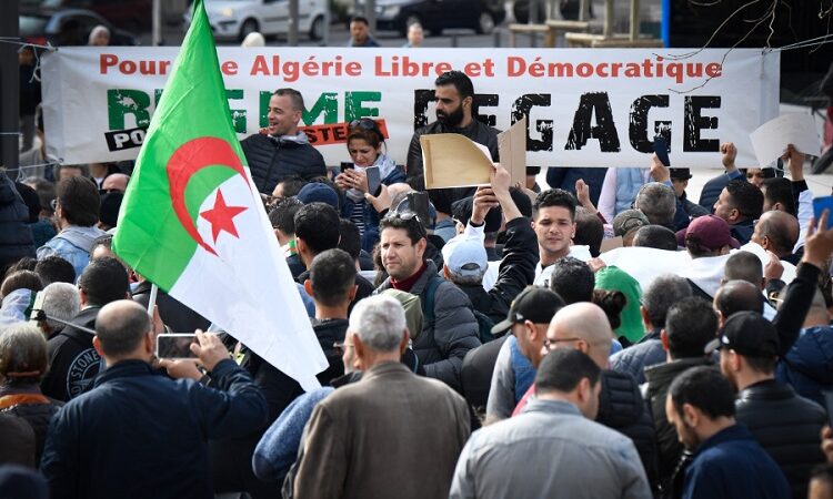 Algérie : Le Hirak ne lâche pas prise pour faire tomber le régime vert-kaki