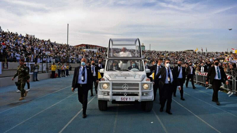 Le pape achève sa visite en Irak par une messe devant des milliers de chrétiens à Erbil