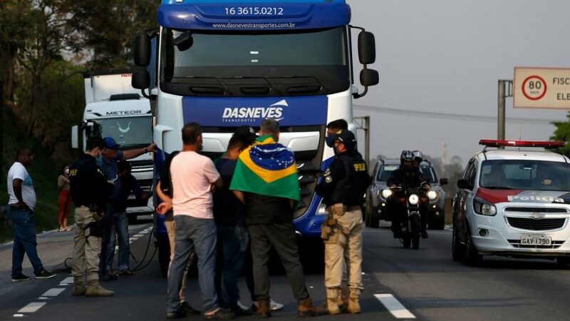Brésil : Des chauffeurs poids lourds pro-Bolsonaro paralysent des routes