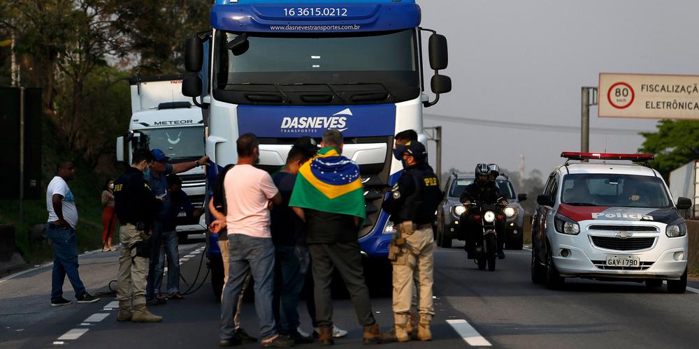 Brésil : Des chauffeurs poids lourds pro-Bolsonaro paralysent des routes