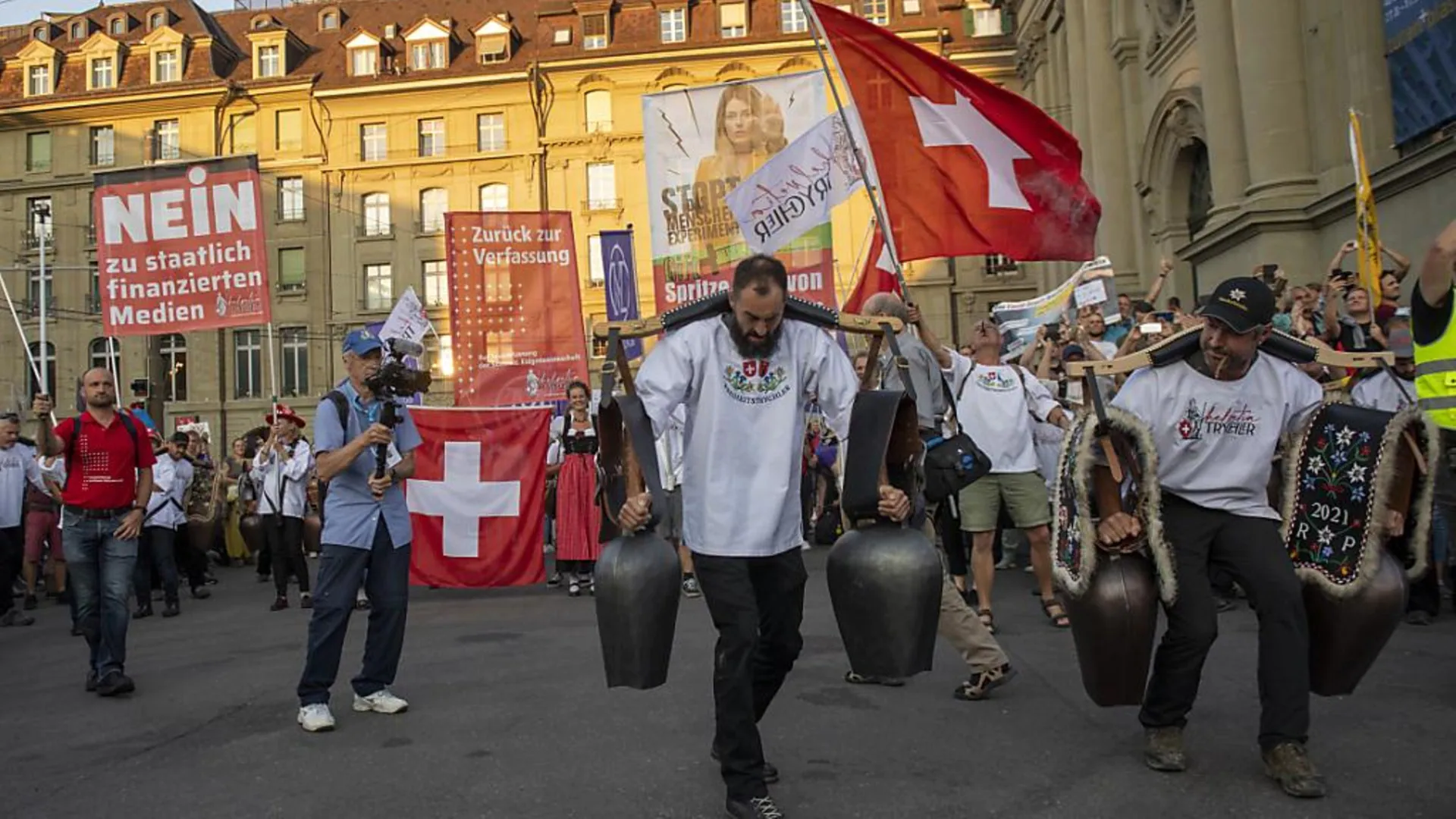 La Suisse : Manifestations anti-certificat à Berne