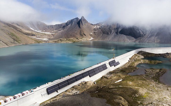 La Suisse : La centrale solaire la plus grande des Alpes a commencé à produire de l’électricité