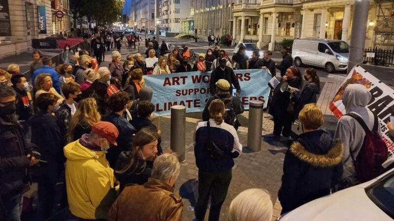Le Royaume-Uni: Des écologistes protestent contre les accords de parrainage avec des entreprises de combustibles fossiles