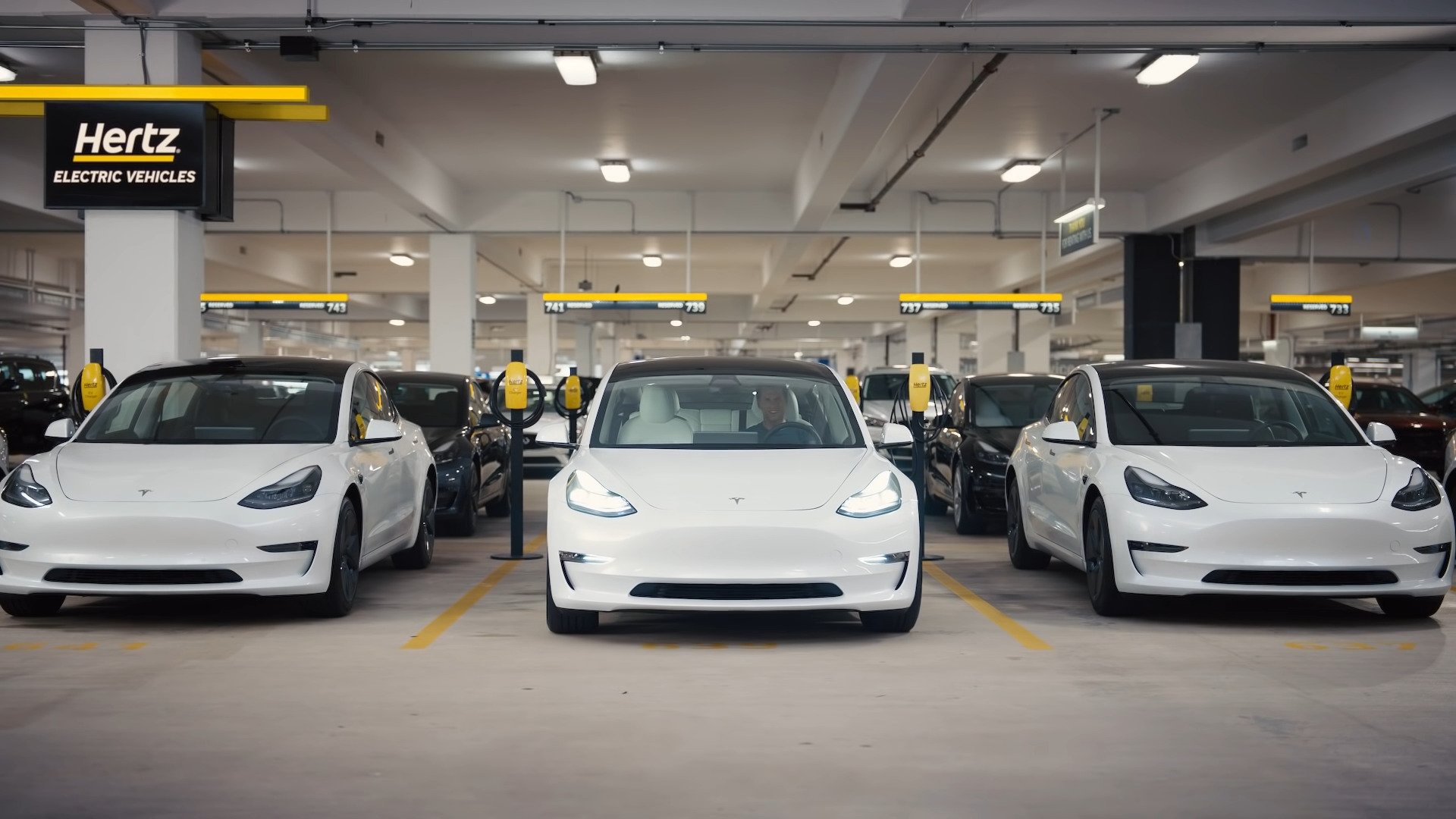 Les Etats Unis d’Amérique: Hertz compte commander 100.000 voitures du constructeur de véhicules électriques Tesla