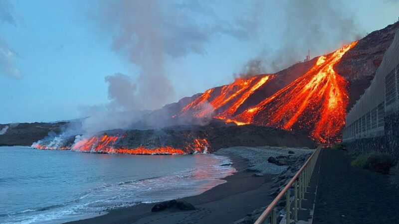 L’Espagne : La lave du volcan Cumbre Vieja atteint l’océan