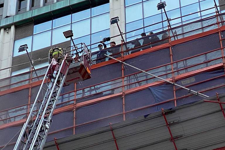 Hong Kong : Des centaines de personnes coincées sur le toit d’un gratte-ciel à cause d’un incendie