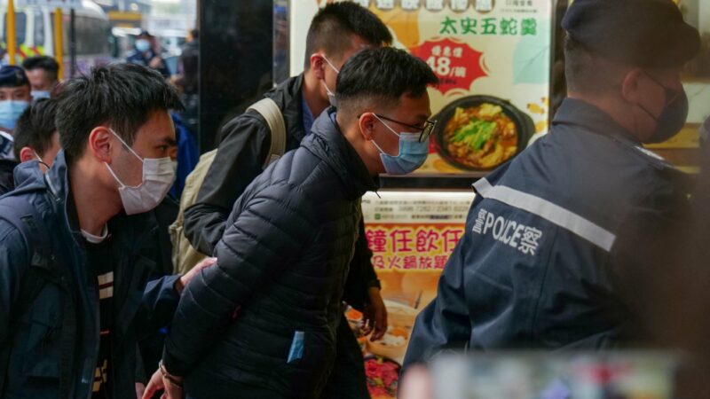 Hong Kong : Six personnes arrêtées lors de perquisitions dans les bureaux d’un média pro-démocratie