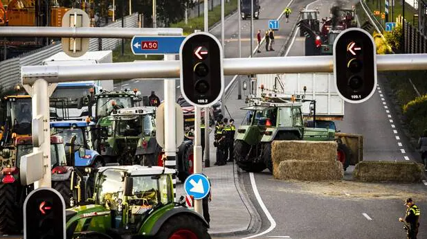 Les agriculteurs néerlandais s’opposent à la baisse des émissions d’azote