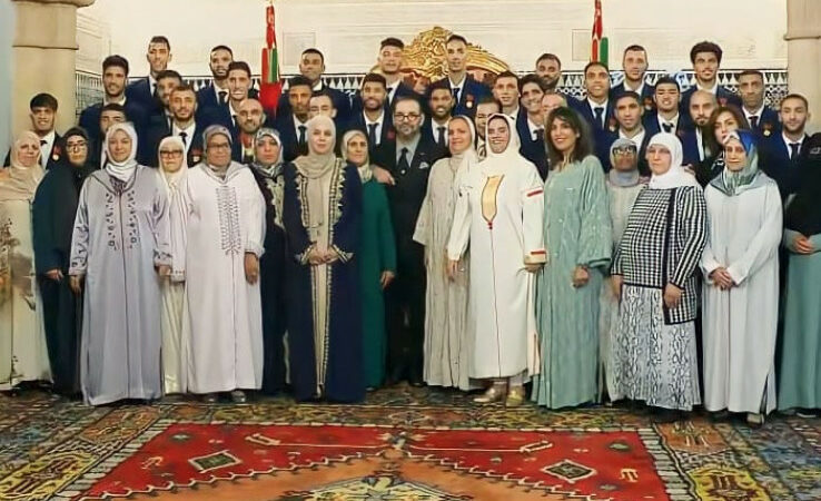 Le Roi Mohammed VI décore la sélection marocaine après sa brillante prestation au Mondial du Qatar