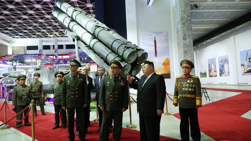 Kim Jong Un dévoile ses nouveaux drones et missiles au ministre russe de la Défense