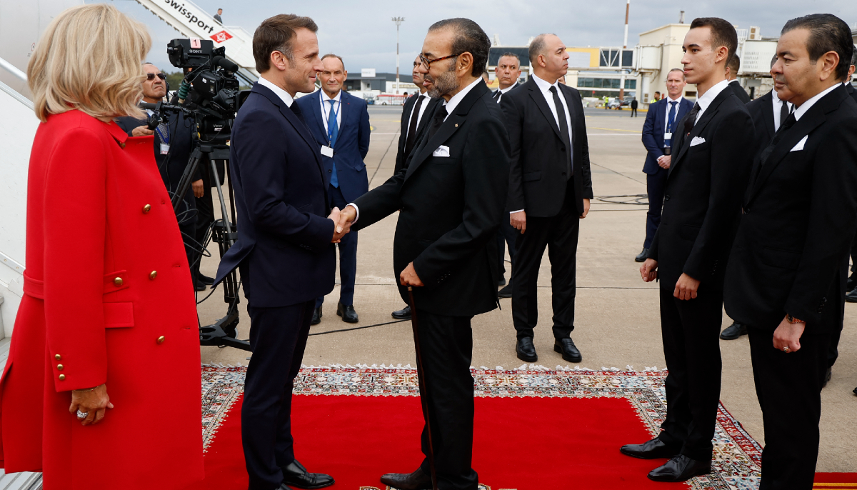 Visite d’État au Maroc : Emmanuel Macron et Brigitte Macron accueillis avec faste à Rabat